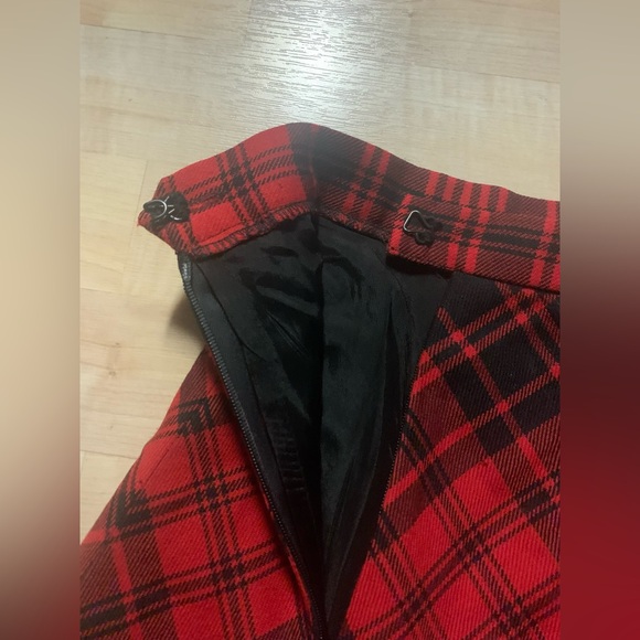 Vintage 1970s Pure Wool Red and Black Tartan Skirt. - Picture 2 of 9